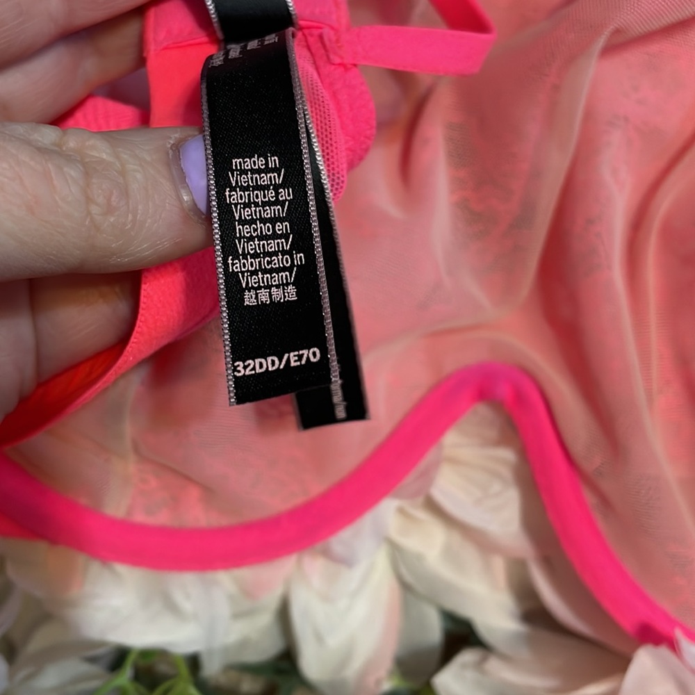 Victoria Secret 32DD - Picture 5 of 6